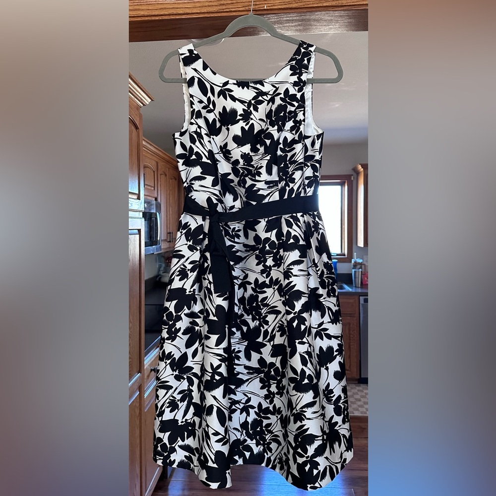 Luxe By Carmen Marc Valvo Black and White Floral Dress size 8
